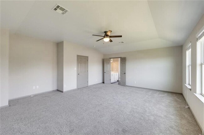 Building Photo - 15113 Fernhill Dr