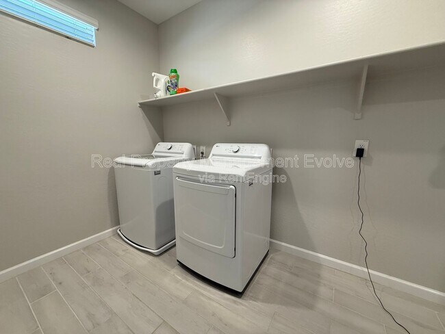 Building Photo - 5118 E Anderson Dr