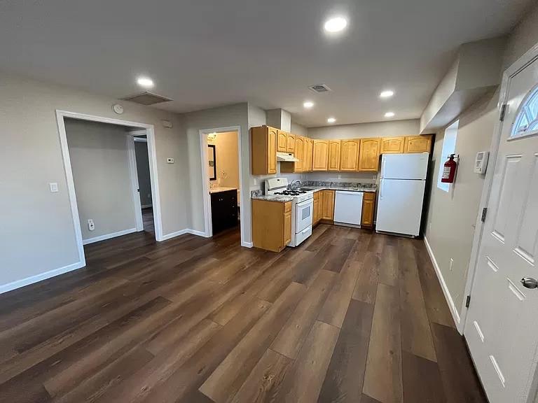 Primary Photo - 63 Oakland St