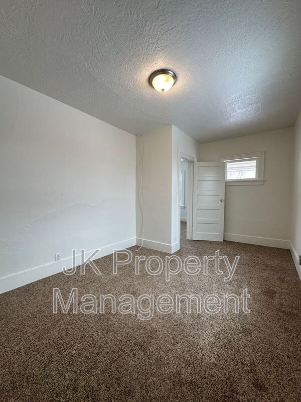 Building Photo - 615 8th Ave S