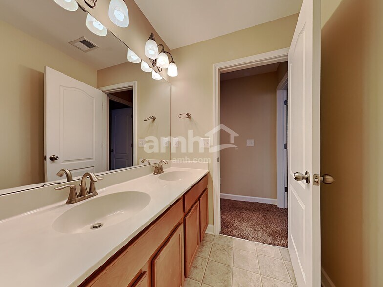Building Photo - 228 Longford Dr