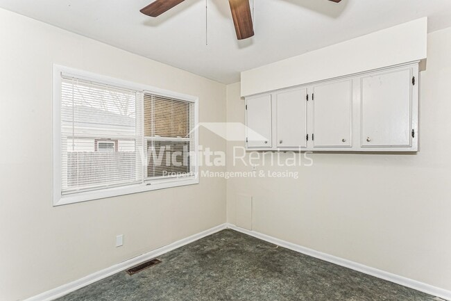 Building Photo - 2 bedroom 1 bath duplex