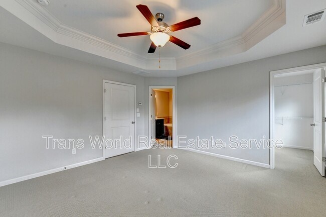 Building Photo - 4648 Pine St