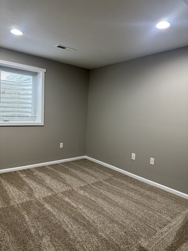 Building Photo - 602 Sara St