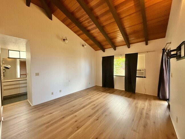 Building Photo - Pet friendly & Spacious - 3 Bedroom / 2 Ba...