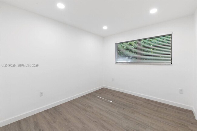 Building Photo - 945 NE 176th St