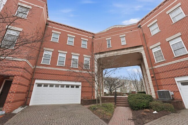 Building Photo - This exceptional West Market location is just steps from Reston Town Center, offering convenient ...