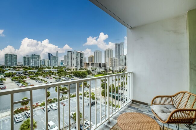 Building Photo - 500 Bayview Dr