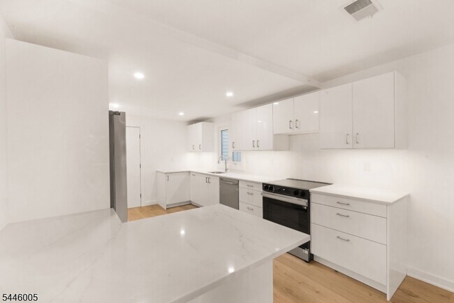 Building Photo - 5E Somerset Hills Village