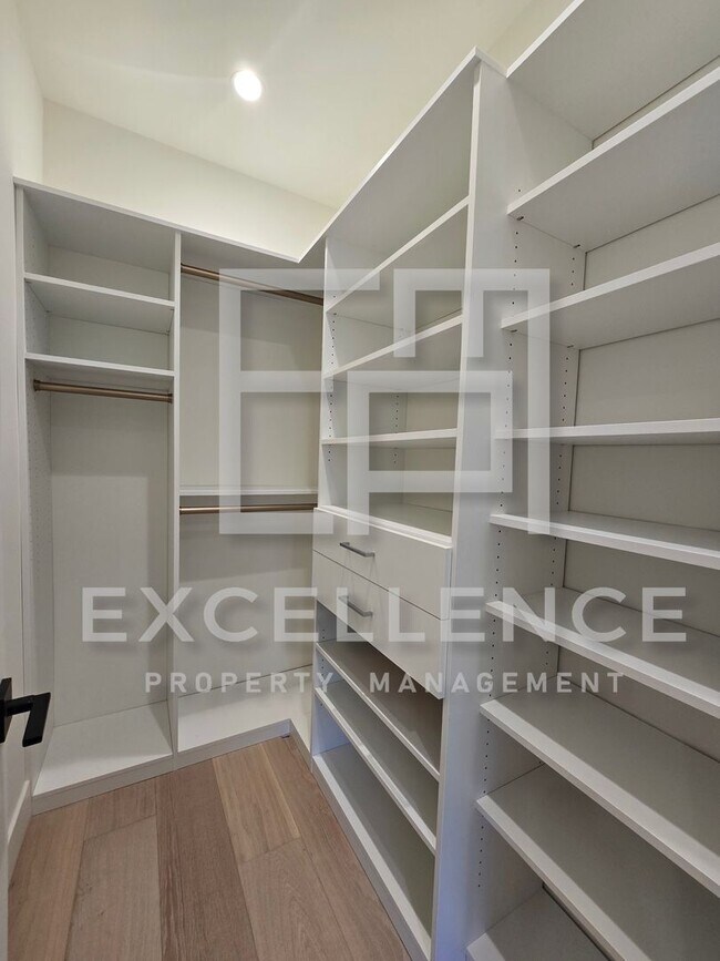 Building Photo - Brand New Build 5/5 Home & 2/2 Cottage - C...