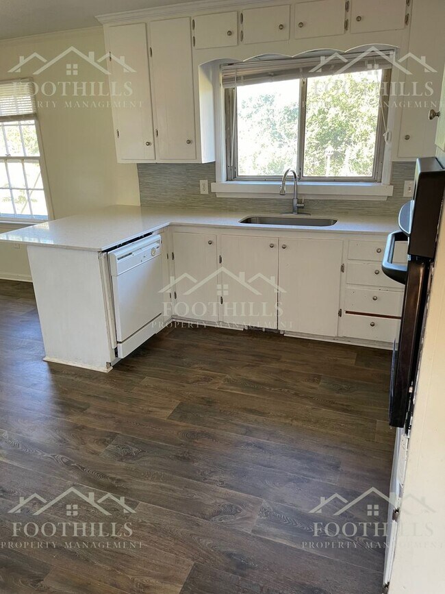 Building Photo - 3-Bedroom Brick Home in Top School Distric...