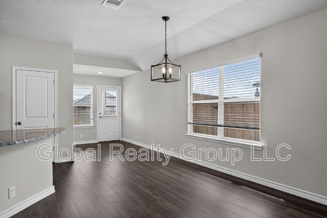 Building Photo - 515 Diamond Shls