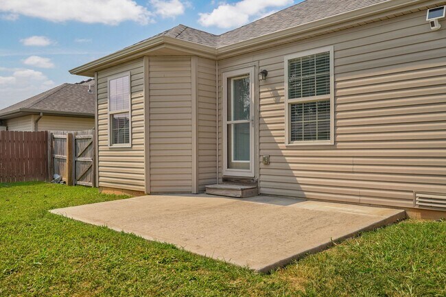 Building Photo - Modern 3 Bed / 2 Bath Home with Open Layout & Fenced Yard