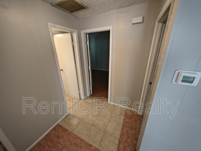Building Photo - 3135 Pine Tree Ave