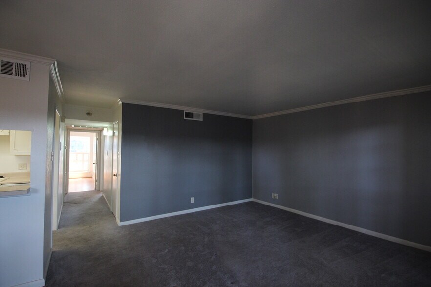 Building Photo - 8401 N New Braunfels Ave