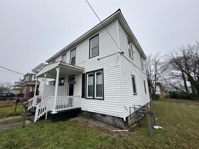 Building Photo - Like New Spacious Petersburg 3 bed 2 bath ...