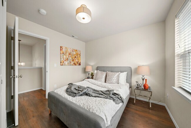 Building Photo - 3 Bedroom Townhome In Midtown with Fireplace