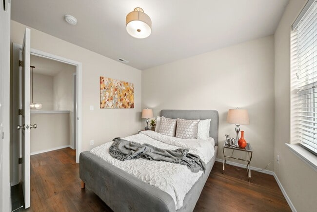 Building Photo - Pet Friendly Three Bedroom Townhome