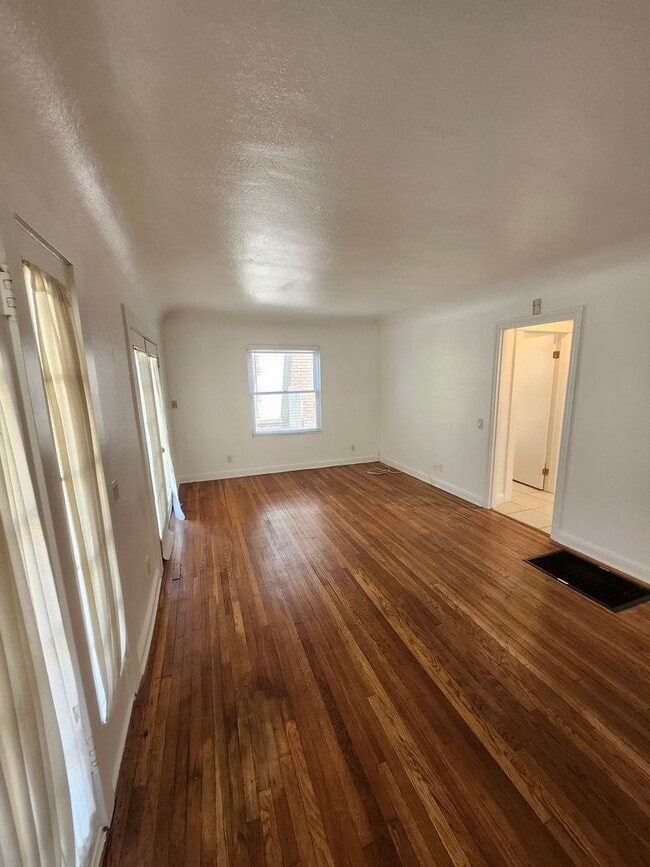 Building Photo - Charming Colonial-Style 2-Bedroom Home in Ontario
