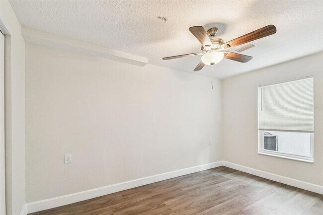 Building Photo - 650 E Tarpon Ave