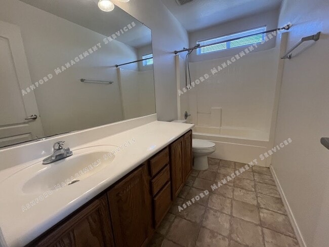 Building Photo - Spacious 3-Bedroom Plus Den in Prime Glendale Location – $900 Off Move-In