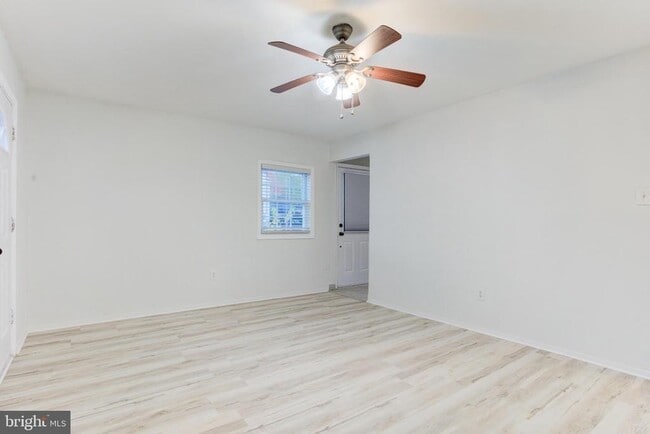 Building Photo - 121 Cabbel Dr