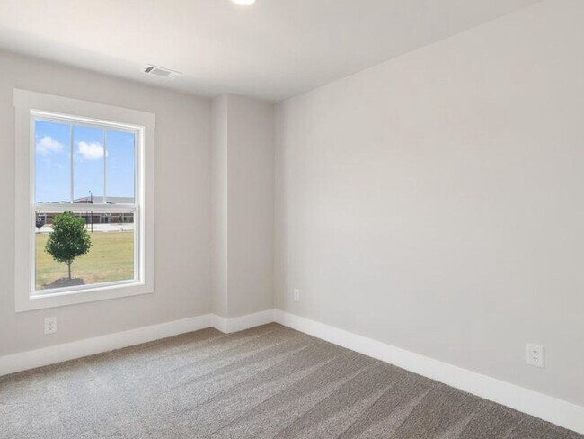 Building Photo - 4 Bedroom Townhome in Spartanburg