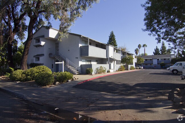 Primary Photo - 1389 E Lexington Ave