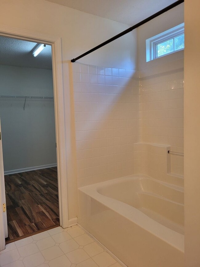Building Photo - 3 bedroom home in Highland Creek