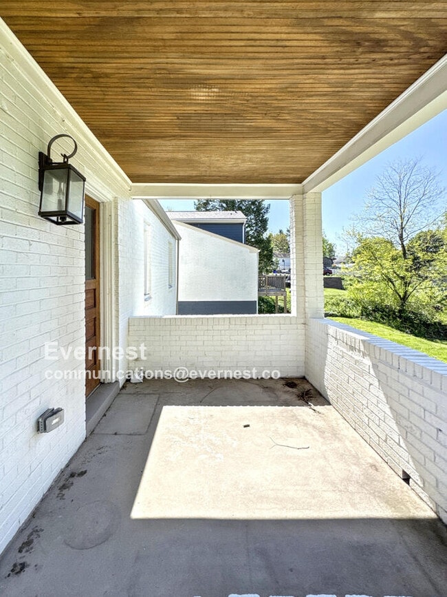 Building Photo - 210 Rosecrest Dr