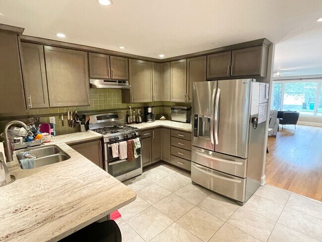 Building Photo - Elegant Three Bedroom Ravenna Home