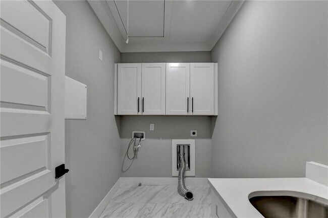 Building Photo - 960 Nours Cir SE