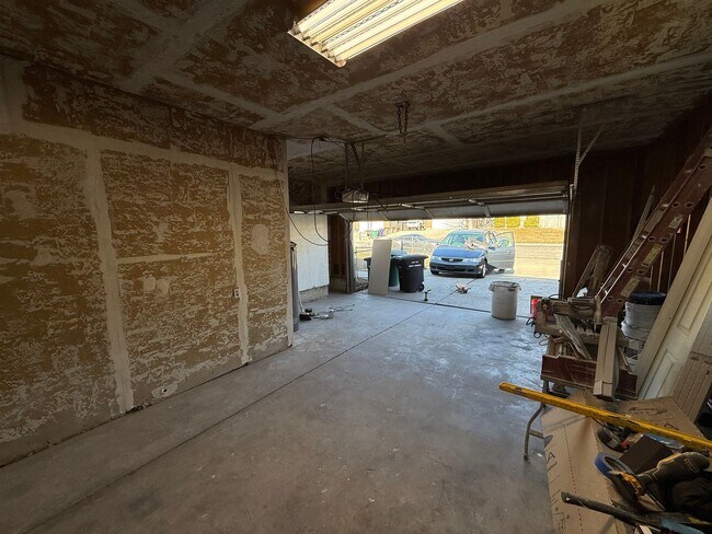 Building Photo - Five Bedroom Home, 2600 sq ft,  West Jordan, $3000/month, Fenced Yard