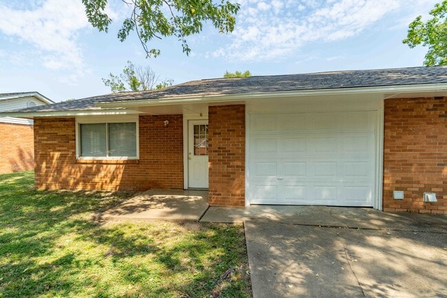 Building Photo - Minutes from Downtown Emma!!! Cozy 2 bedro...