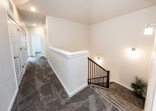 Building Photo - End Unit 3 BedTownhome in Mountain Shadows