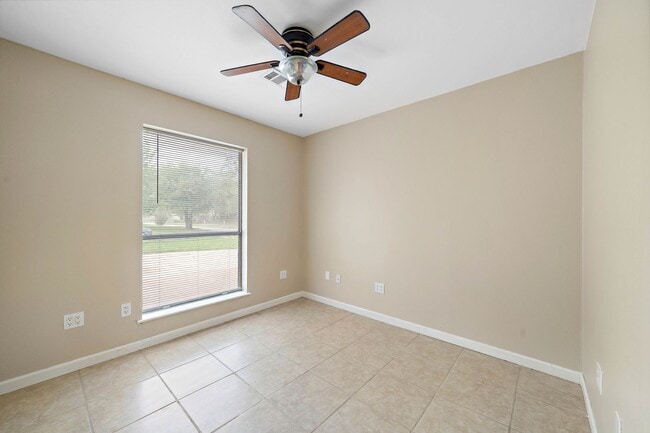 Building Photo - Lovely 3 bedroom 2 bath w/ potential 4 bed...