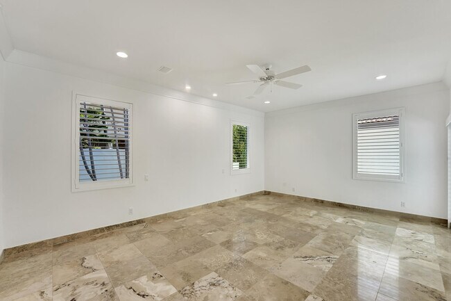 Building Photo - 3555 Commodore Cir