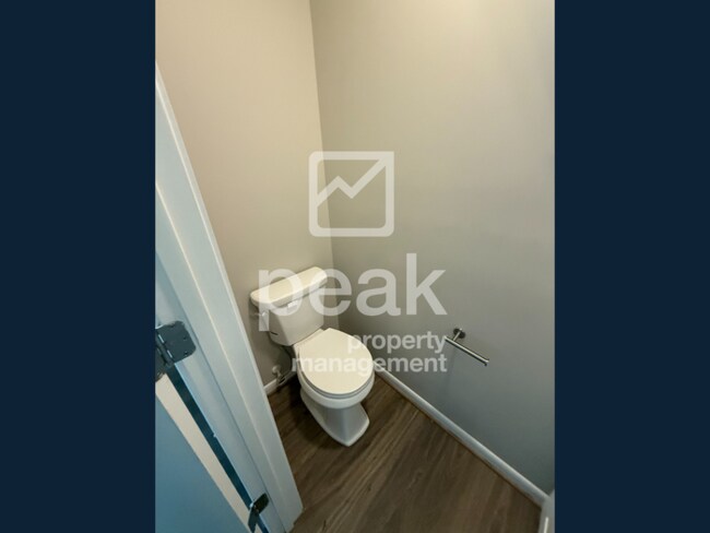 Building Photo - $1,275! 3Bed/ 1.5 Bath House! Located just...