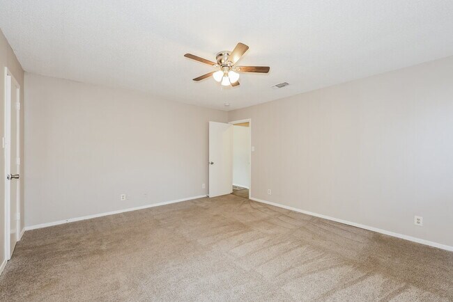 Building Photo - 3621 Willowbrook Dr