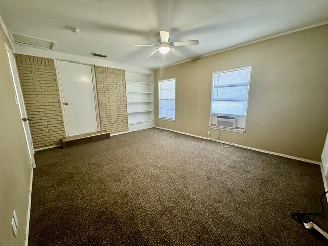 Building Photo - 419 E Rogers Dr