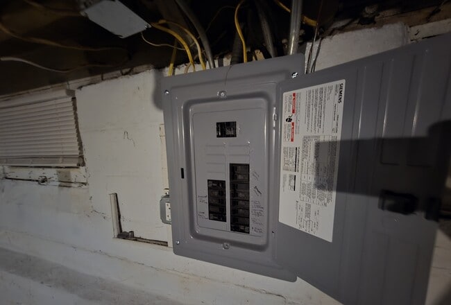 Building Photo - 10312 Nelson Ave