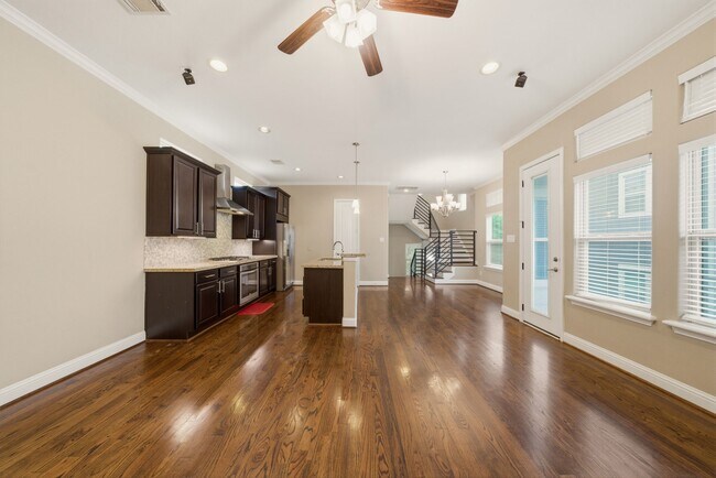 Building Photo - 1113 W 18th St