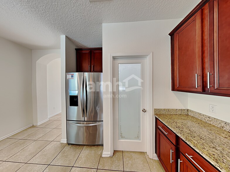 Building Photo - 556 Drysdale Dr