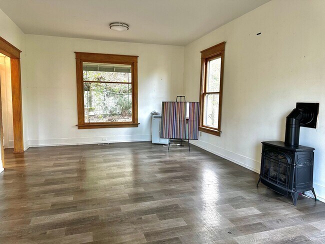 Building Photo - Spacious 1-Bedroom Home with Expansive Living Space