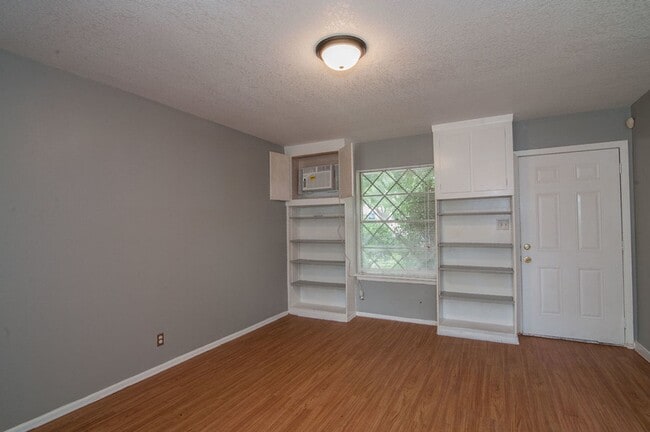 Building Photo - Cozy Remodeled House Near Downtown