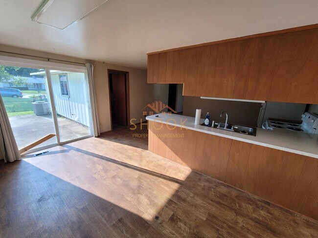 Building Photo - METICULOUSLY MAINTAINED COZY HOME