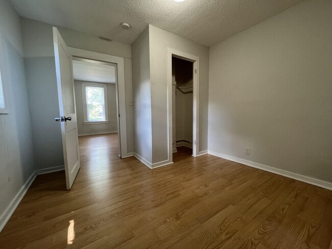 Building Photo - 613 N Dewey St