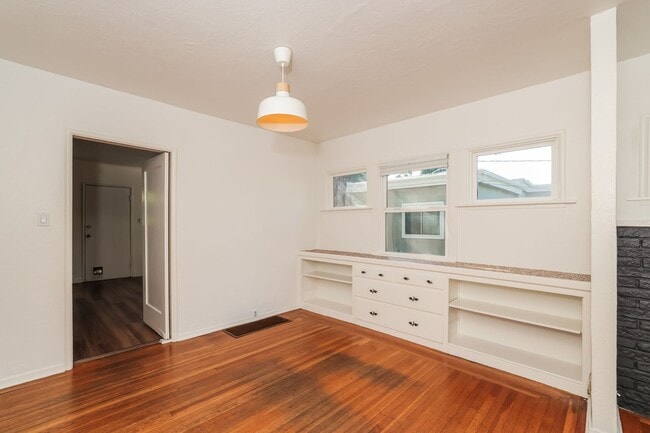Building Photo - Available 2 Bedroom Home In Redwood Heights!