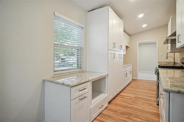 Building Photo - 902 Jardin Dr