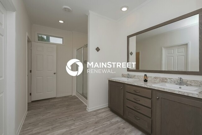 Building Photo - 4 Bedroom Pet-Friendly Home in St. Petersb...